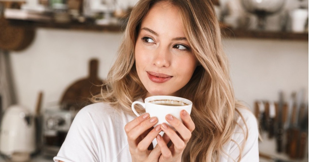 コーヒーを飲む女性　自分時間やご褒美タイムにおすすめのコーヒーサブスク