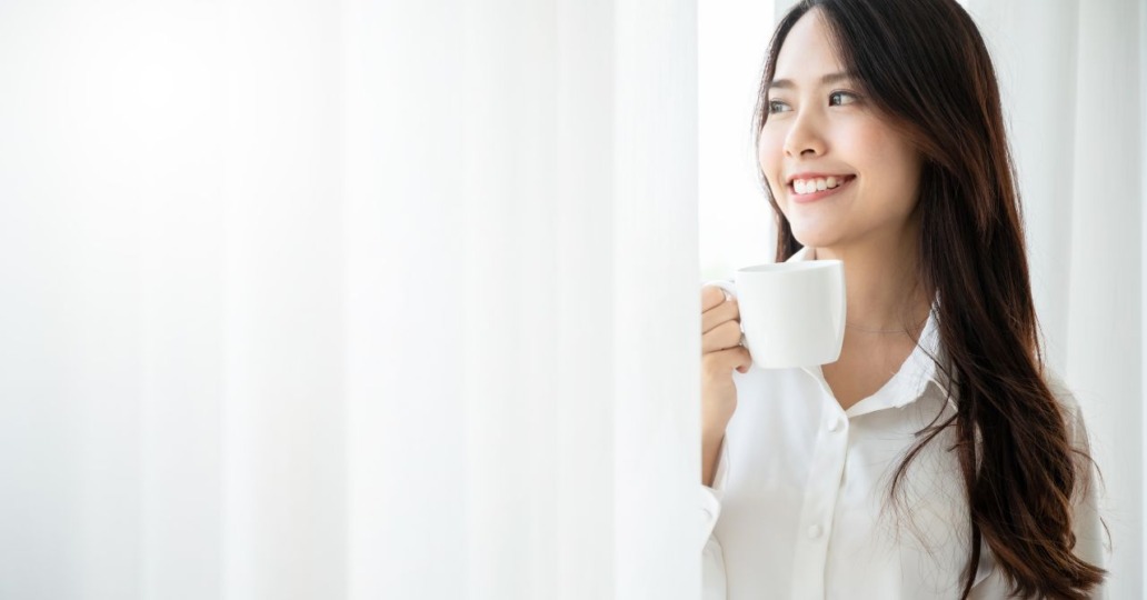 朝のルーティン　スペシャルティコーヒーを飲む女性