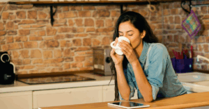 スペシャリティコーヒーを飲む女性