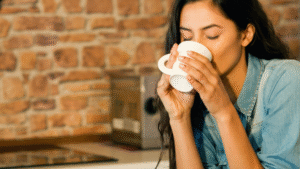 スペシャリティコーヒーを飲む女性