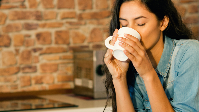 スペシャリティコーヒーを飲む女性