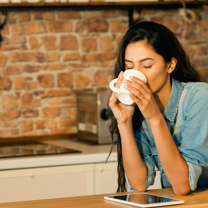 スペシャリティコーヒーを飲む女性