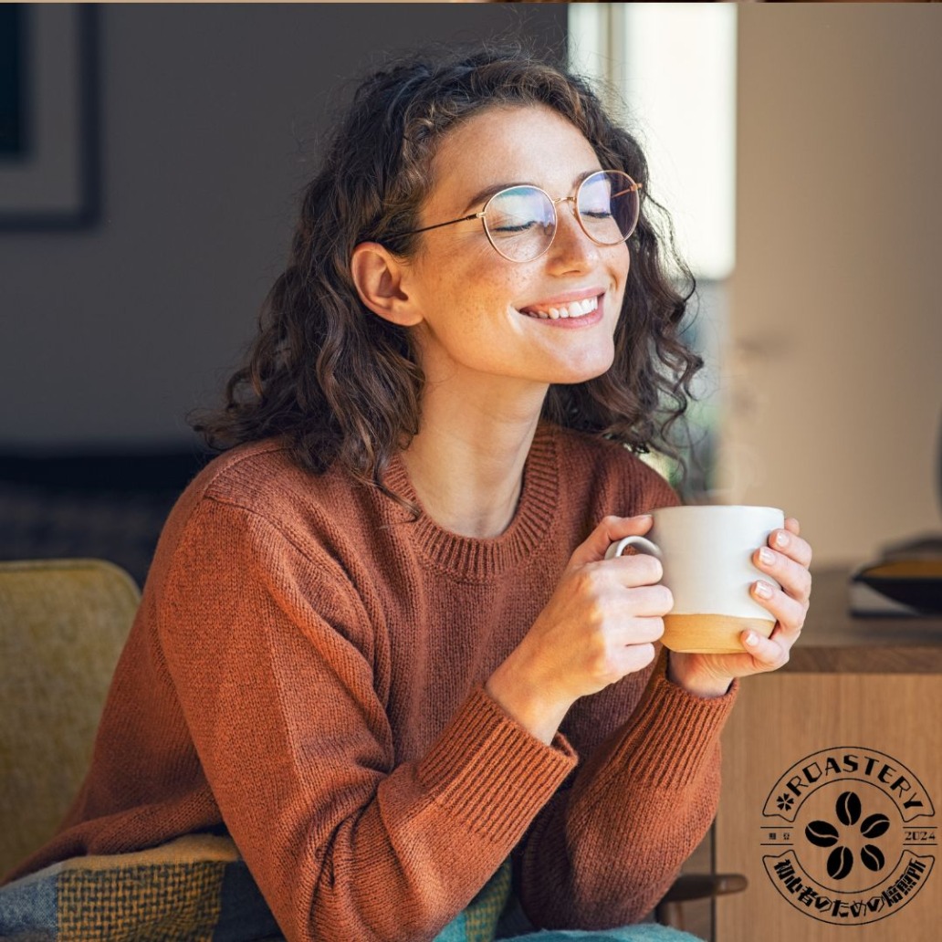 スペシャリティーコーヒーを飲む女性