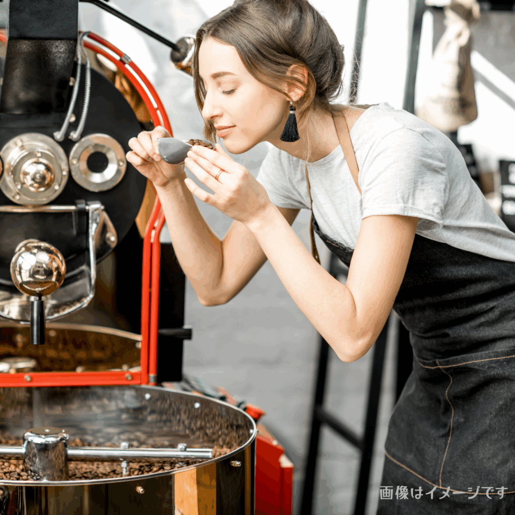 女性焙煎士　コーヒーのいい香り　焙煎