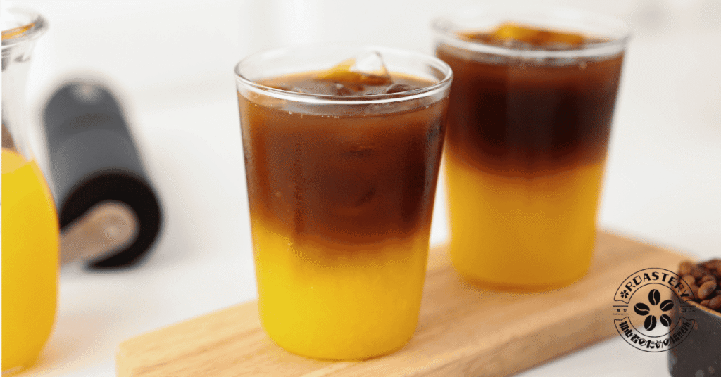 オレンジコーヒーの色と香りを楽しむ。