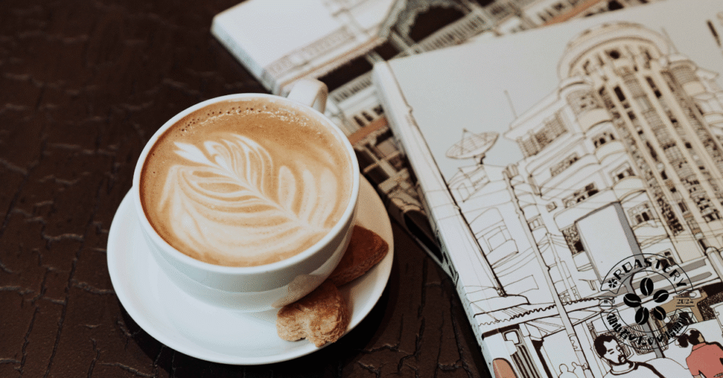 ホワイトフラットとは？カフェ・ラテとの違いも解説